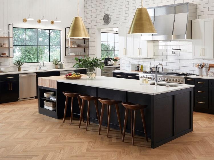 phòng bếp giữa nhà