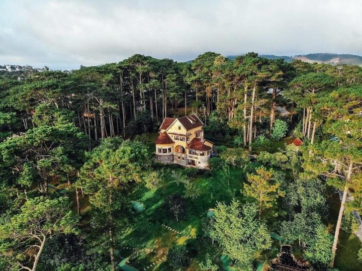 4 dinh thự cổ đẹp ma mị ẩn mình dưới rừng thông Đà Lạt hơn 1 thế kỷ - 1