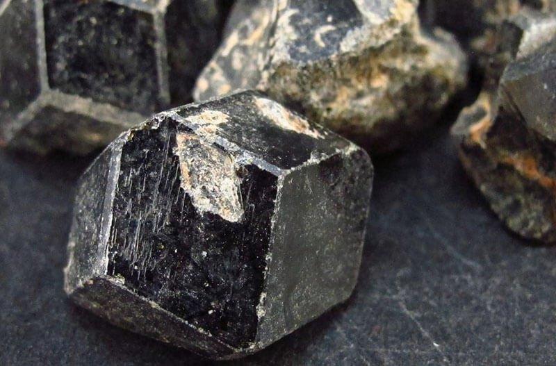 Đá Melanite Garnet là gì