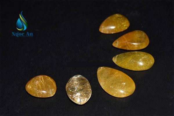 đá phong thuỷ màu vàng