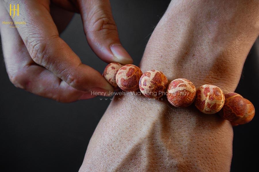 nên đeo vòng đá hay vòng gỗ