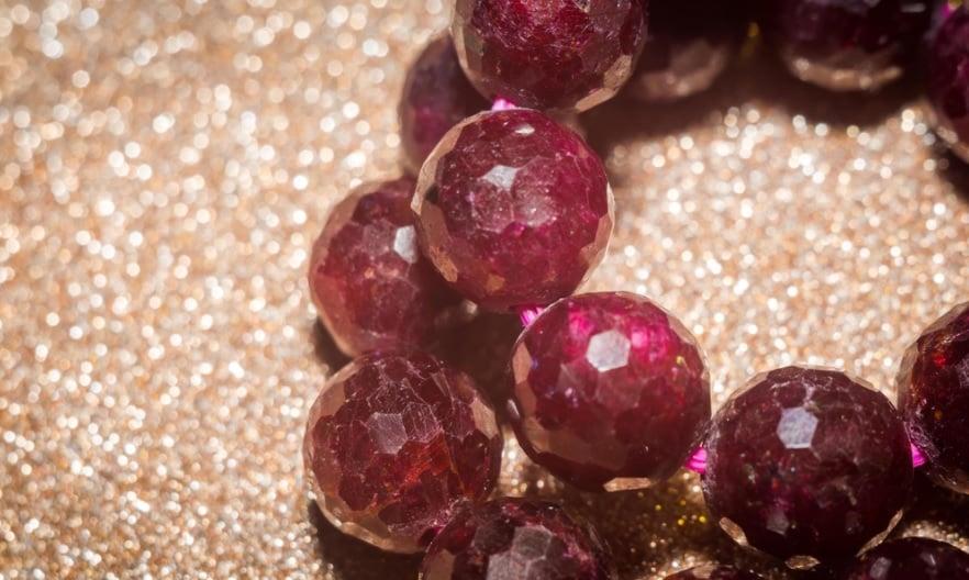 Vòng tay phong thủy đá ruby đỏ
