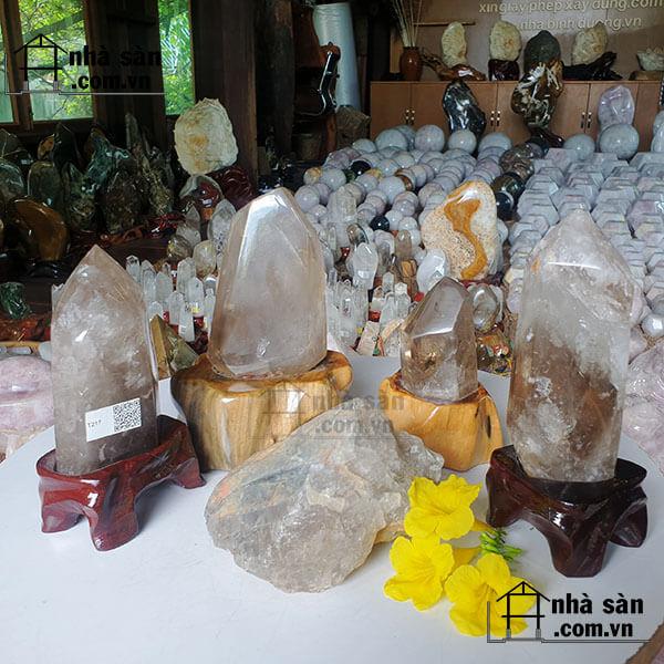 Trụ Đá Thạch Anh Xám Khói Tinh Thể