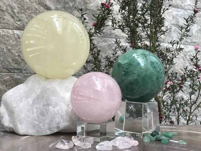 Quả cầu được làm từ đá phong thủy thường được nhiều người lựa chọn để trưng trên bàn làm việc.