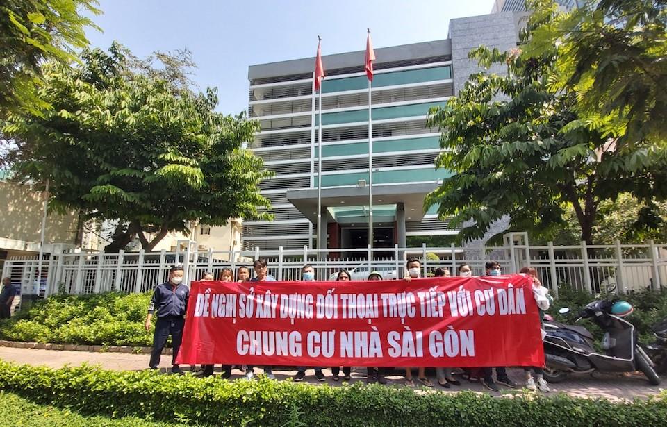 Tranh chấp với chủ đầu tư, cư dân Saigonhomes căng băng rôn cầu cứu Sở Xây dựng TP Hồ Chí Minh
