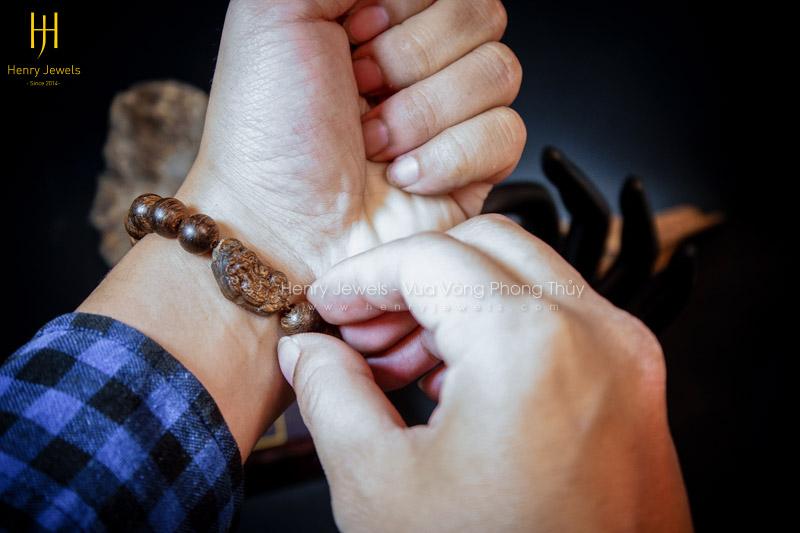 Đeo vòng tay phải hay tay trái