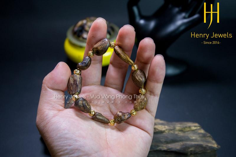 Đeo vòng phong thủy tay nào