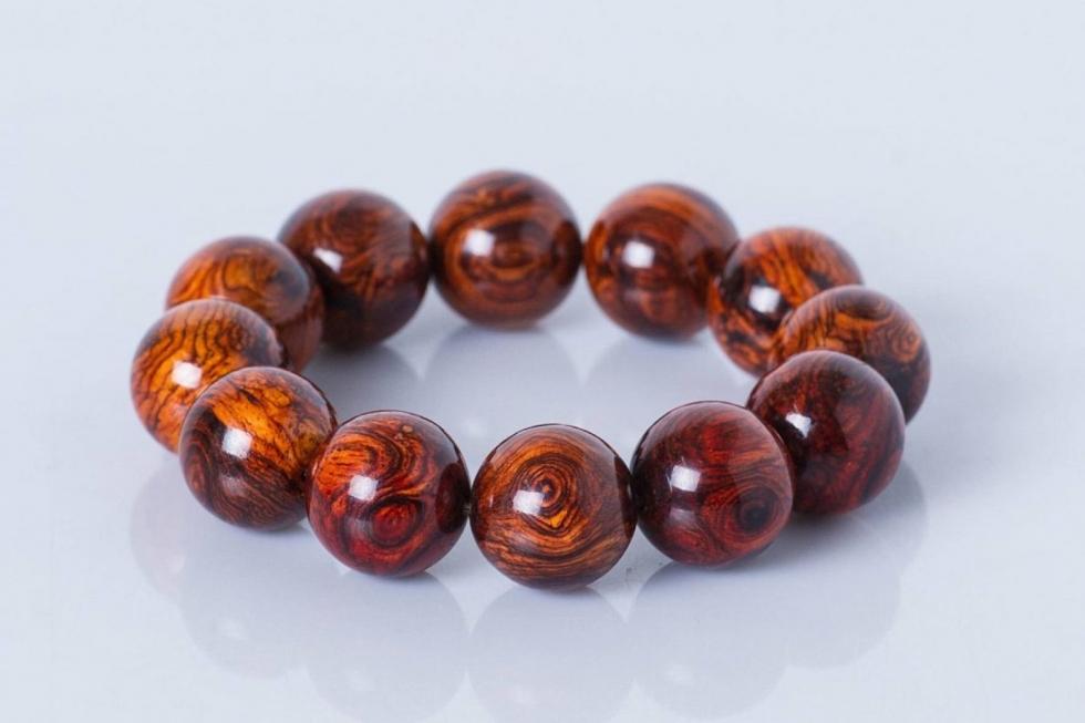 vong-tay-go-cho-nguoi-menh-tho-03